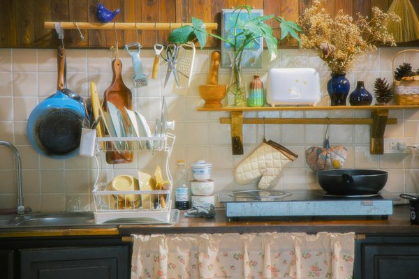 Comment créer une ambiance de jungle urbaine dans un bar tropical?