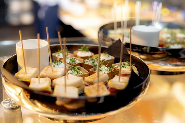 Comment créer une ambiance de jungle urbaine dans un bar tropical?